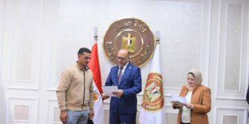 وزير العمل يُسلم دفعة جديدة من عقود العمل بالإمارات والأردن