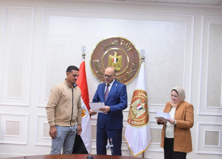 وزير العمل يُسلم دفعة جديدة من عقود العمل بالإمارات والأردن