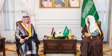 وزير الشؤون الإسلامية السعودي يلتقي رئيس ديوان الوقف السني بالعراق في مكتبه بجدة