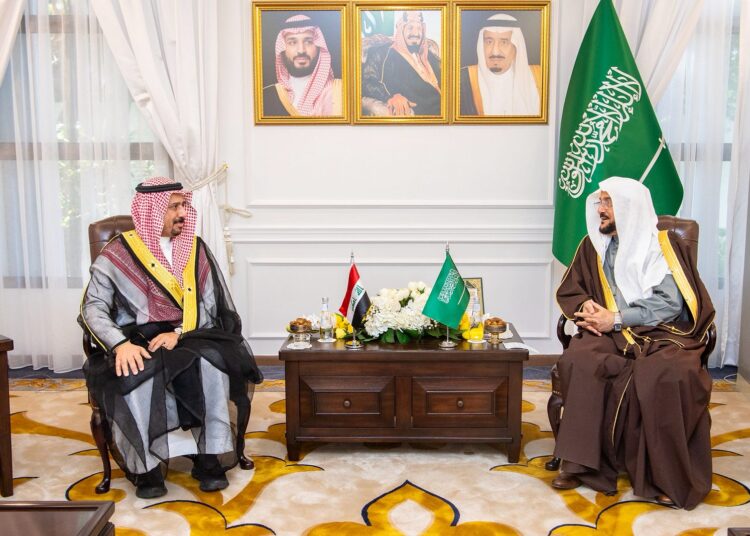 وزير الشؤون الإسلامية السعودي يلتقي رئيس ديوان الوقف السني بالعراق في مكتبه بجدة