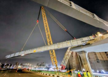 “المقاولون العرب” تنجح في رفع وتركيب كمرات محور عمرو بن العاص أعلى الطريق الدائري