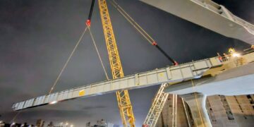 “المقاولون العرب” تنجح في رفع وتركيب كمرات محور عمرو بن العاص أعلى الطريق الدائري