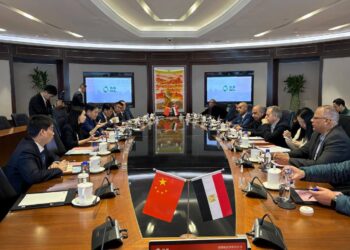 وزير الكهرباء يشهد مراسم توقيع اتفاقية تعاون لتوطين صناعة الخلايا الشمسية بين شركة كيميت ومجموعة سوتشو ويتشنغ الصينية