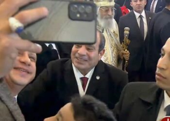 عضو”الأيزو العالمية” يوثّق لحظة مُصافحة الرئيس “السيسي” في قداس عيد الميلاد