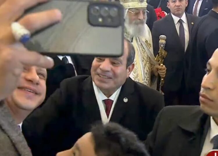 عضو”الأيزو العالمية” يوثّق لحظة مُصافحة الرئيس “السيسي” في قداس عيد الميلاد
