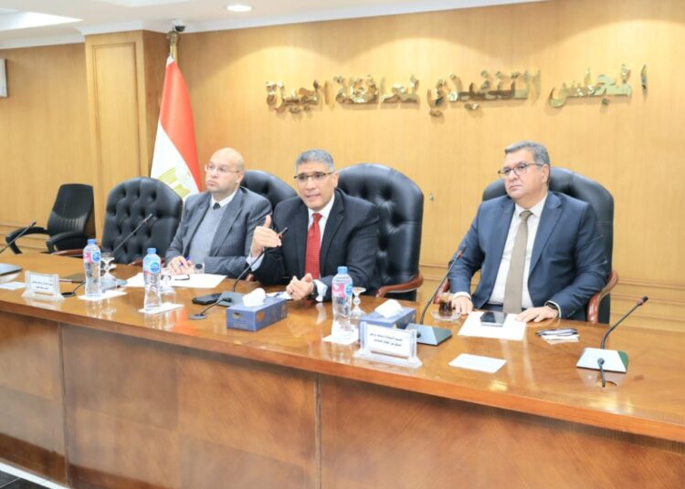 بطول21 كم.. محافظة الجيزة تناقش آليات تنفيذ تطوير طريق المنيب/العياط