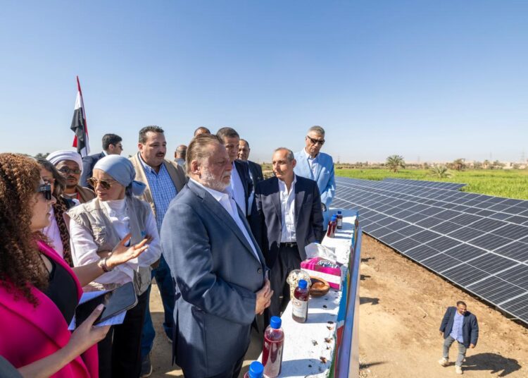 محافظ البنك المركزي ووزير الزراعة يتفقدان القرى المستفيدة من مشروع دعم صغار المزارعين بأسوان