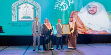 “سريلانكا” تمنح وزير الشؤون الإسلامية الوثيقة التكريمية لخادم القرآن الكريم لعام 2025م