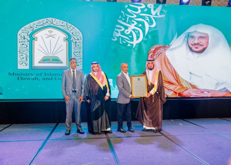 “سريلانكا” تمنح وزير الشؤون الإسلامية الوثيقة التكريمية لخادم القرآن الكريم لعام 2025م