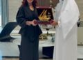 “رئيس غرفة قطر” يمنح “هدى يسى” جائزة الكفاءة العلمية والمسؤولية الاجتماعية