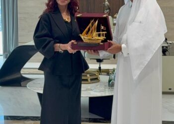 “رئيس غرفة قطر” يمنح “هدى يسى” جائزة الكفاءة العلمية والمسؤولية الاجتماعية