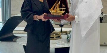 “رئيس غرفة قطر” يمنح “هدى يسى” جائزة الكفاءة العلمية والمسؤولية الاجتماعية