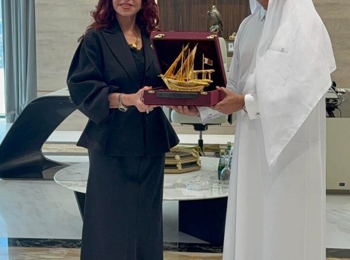 “رئيس غرفة قطر” يمنح “هدى يسى” جائزة الكفاءة العلمية والمسؤولية الاجتماعية