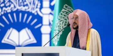 وزير الشؤون الإسلامية يرعى حفل تخريج 104 من طلاب المنح الدراسية لـ 50 دولة