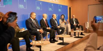 100 مليون سائح و5 أضعاف استثمار أجنبي مباشر بالمملكة