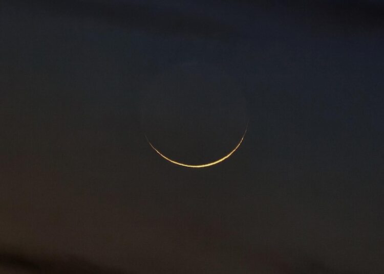 الليلة.. هلال رمضان يزين سماء العالم العربي  🌙