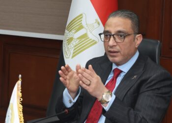 محافظ الجيزة يناقش ملف منظومة النظافة والقضاء على ظاهرة النباشين