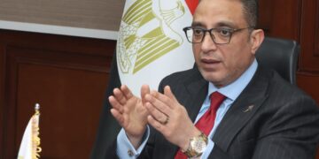 محافظ الجيزة يناقش ملف منظومة النظافة والقضاء على ظاهرة النباشين