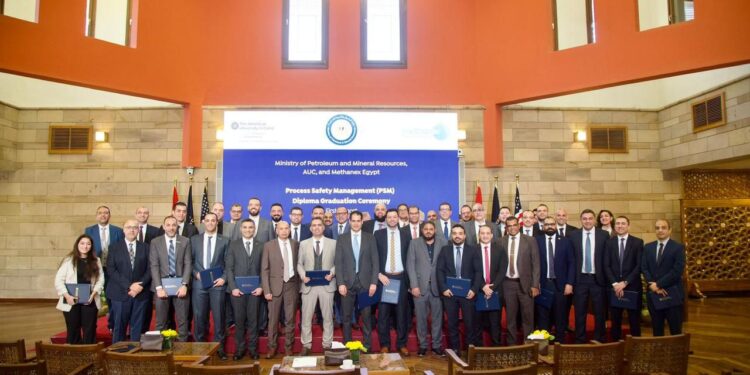 وزارة البترول وميثانكس مصر والجامعة الأمريكية بالقاهرة يحتفلون بتخرج أول دفعة من دبلومة إدارة سلامة العمليات