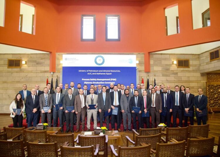 وزارة البترول وميثانكس مصر والجامعة الأمريكية بالقاهرة يحتفلون بتخرج أول دفعة من دبلومة إدارة سلامة العمليات