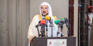 تدشين برامج خادم الحرمين الشريفين لتوزيع المصاحف والتمور وتفطير الصائمين