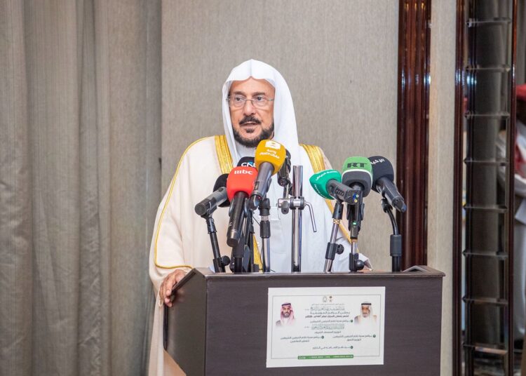 تدشين برامج خادم الحرمين الشريفين لتوزيع المصاحف والتمور وتفطير الصائمين