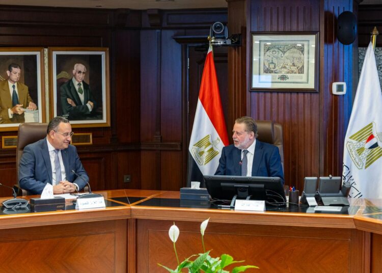 محافظ البنك المركزي المصري ووزير التعليم العالي يبحثان تعزيز التعاون لدعم الطلاب المتميزين