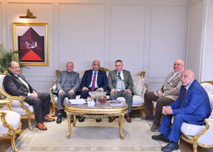 وزير العمل يستعرض ورقة عمل استراتيجية مع وفد “اتحاد عمال مصر”