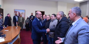 وزير العمل يسلم أجهزة “تابلت” لمفتشي العمل بالمنوفية والدقهلية