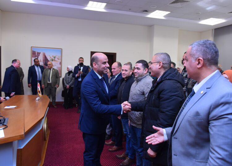 وزير العمل يسلم أجهزة “تابلت” لمفتشي العمل بالمنوفية والدقهلية