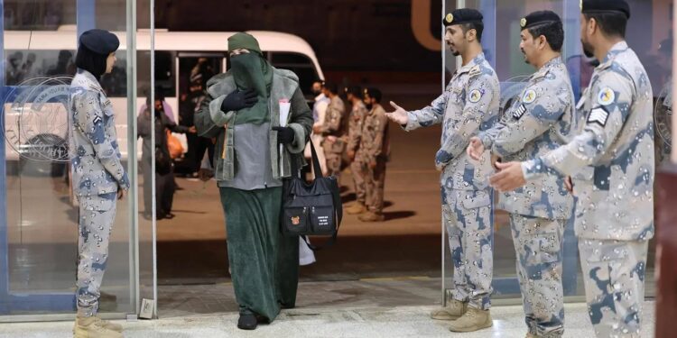 حرس الحدود السعودي يستقبل المعتمرين المصريين عبر ميناء ينبع لأداء عمرة رمضان