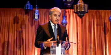 وزير السياحة يفتتح معرض “رمسيس وذهب الفراعنة” بلندن