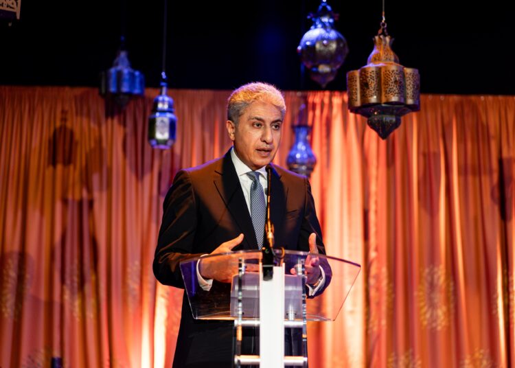 وزير السياحة يفتتح معرض “رمسيس وذهب الفراعنة” بلندن