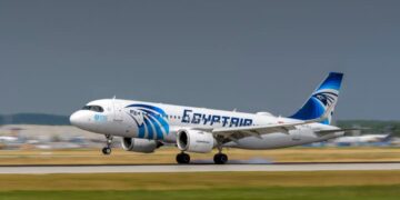 مصر للطيران تعلق رحلاتها إلى 13 مدينة عربية بسبب الحرب الجارية