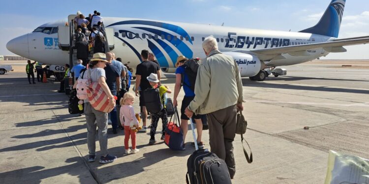 كيف تؤثر الحرب في الخليج على السياحة بمصر والشرق الأوسط؟