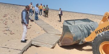 ضربة حاسمة لفوضى العبور.. إزالة فتحات وسلالم غير شرعية على خط السكة الحديد بأكتوبر الجديدة