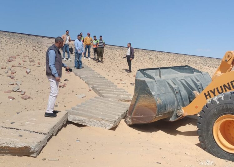 ضربة حاسمة لفوضى العبور.. إزالة فتحات وسلالم غير شرعية على خط السكة الحديد بأكتوبر الجديدة