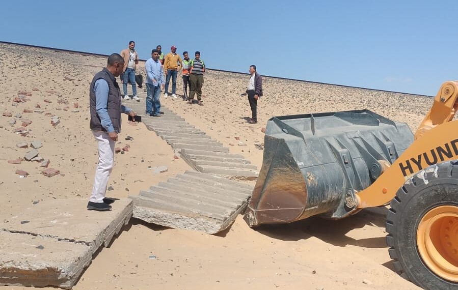 ضربة حاسمة لفوضى العبور.. إزالة فتحات وسلالم غير شرعية على خط السكة الحديد بأكتوبر الجديدة