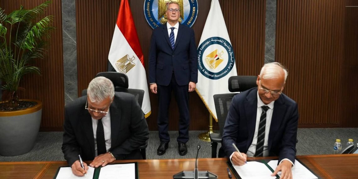 وزير البترول يشهد توقيع عقد توريد خام الفوسفات للمجمع الصناعي الجديد بالمنطقة الاقتصادية لقناة السويس