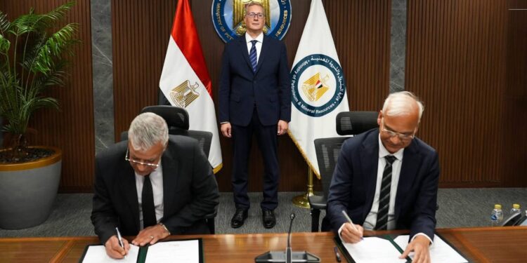 وزير البترول يشهد توقيع عقد توريد خام الفوسفات للمجمع الصناعي الجديد بالمنطقة الاقتصادية لقناة السويس