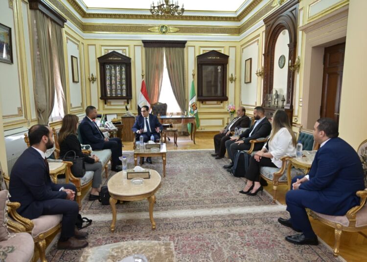 نائب رئيس البورصة  ورئيس جامعة القاهرة يبحثان نشر ثقافة الاستثمار والتوعية بأهميتها