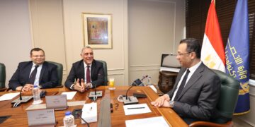 وزير الاتصالات يناقش مع المدير الإقليمي لشركة Oracle مصر خطط الشركة لتعزيز التعاون في مجال التحول الرقمي