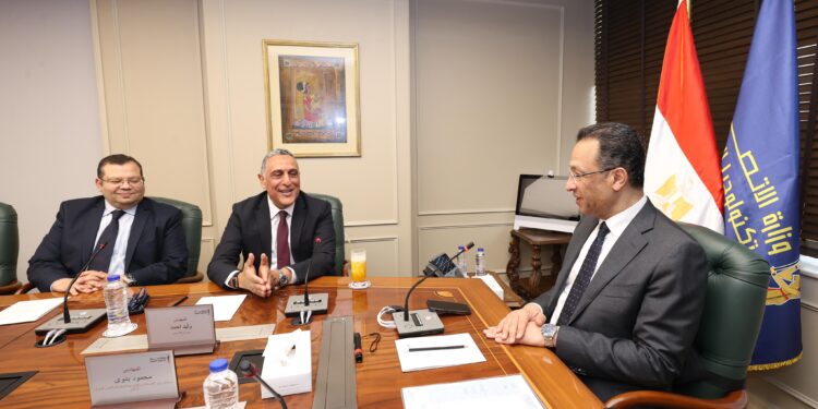 وزير الاتصالات يناقش مع المدير الإقليمي لشركة Oracle مصر خطط الشركة لتعزيز التعاون في مجال التحول الرقمي