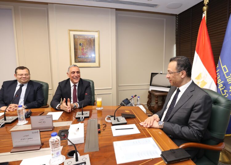 وزير الاتصالات يناقش مع المدير الإقليمي لشركة Oracle مصر خطط الشركة لتعزيز التعاون في مجال التحول الرقمي