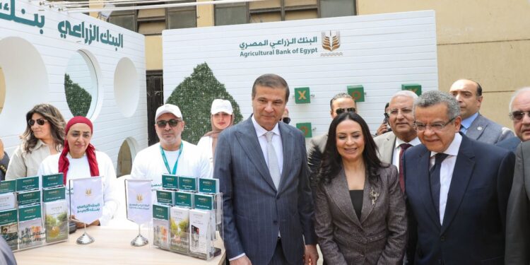 البنك الزراعي المصري يشارك في معرض زهور الربيع وإقبال كبير في أول يوم  